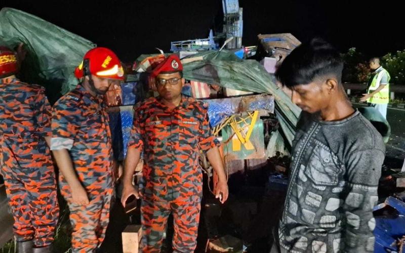 ঢাকা-মাওয়া এক্সপ্রেসওয়েতে বাস-ট্রাক সংঘর্ষে ৪ জন নিহত, আহত অন্তত ১৪